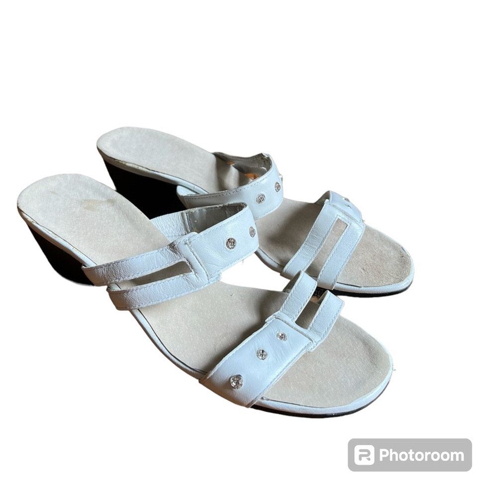 ⚪️Women’s size 7.5, slide-on white w/gem sandals w/a mini wedge, preowned⚪️